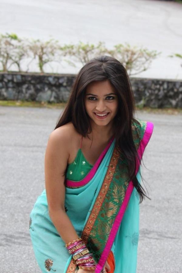 Kriti Kharbanda Hot And Sexy In Saree Veethi