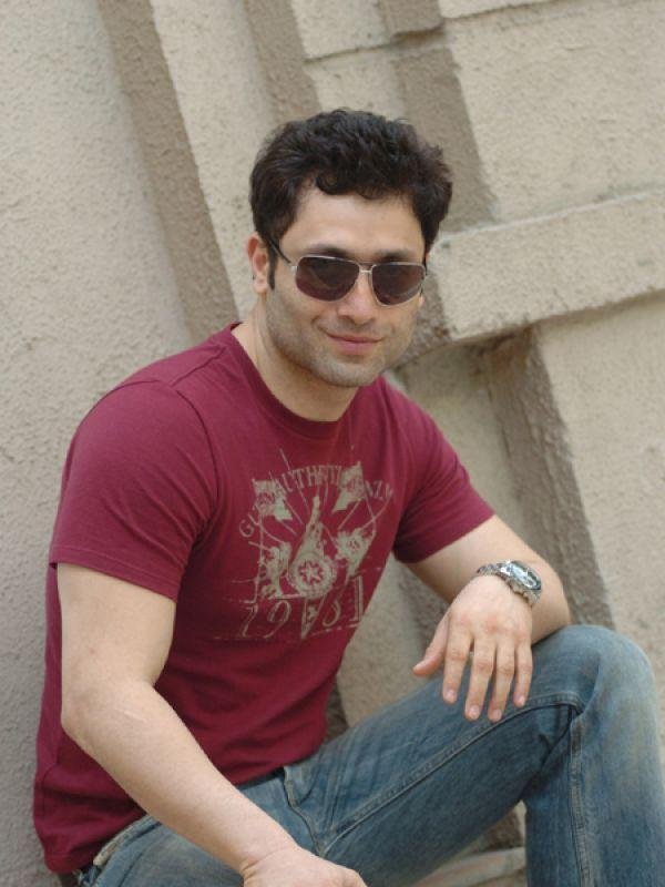 Shiney Ahuja Smiling Photos | Veethi