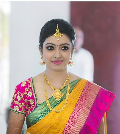 Nisha Krishnan Cute Smiling in Saree | Veethi
