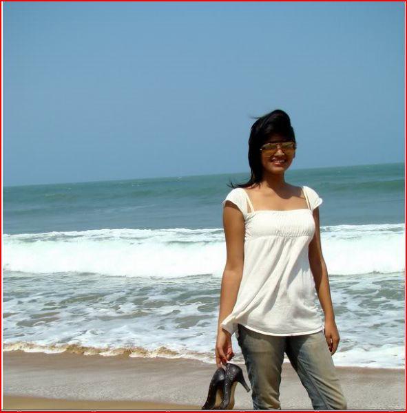 TV Anchor Shilpa Menon at Beach | Veethi